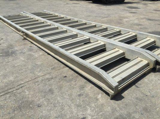 บันไดอลูมิเนียม ยาว 2.7เมตร รับน้ำหนักได้ 9000Lbs. ต่อคู่ ใช้ขึ้นรถเกี่ยว รถไถ รถขุดแทรคยาง ไม่ลื่น!!  มือ2นำเข้า #เก่าญี่ปุ่น สภาพดี หาอยู่ไม่ผิดหวัง