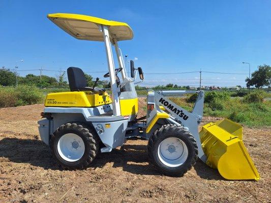 รถตัก KOMATSU รุ่น WA20-2 เอวอ่อน ขับเคลื่อน 4ล้อ 4WD รุ่นใหม่ เครื่องยนต์ดีเซล 3สูบ 3D78N  เครื่อง+ช่วงล่าง+ปั๊มสมบูรณ์ สภาพดี สวยเดิม มือ2นำเข้า จาก