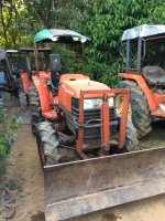 ขาย 190,000 รถไถ KUBOTA L3408 พร้อมดันหน้า และผานพรวน สภาพเดิม สีเดิม  สอบถามได้ ร้าน DC Tractor Rayong 0818618678 ,0899347475 อยู่ตัวอำเภอแกลง ติดถนน