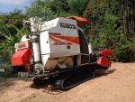 ขายด่วน รถเกี่ยวข้าว Kubota GT-70 มือสองสภาพดี ราคางาม ขนาด70แรงม้า อุ้ม1ตัน ความจุ60ลิตร เป็นรถที่ใช้งานดีมากเครื่องยนต์ดี เกี่ยวข้าวได้เยอะ 