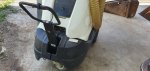 เครื่องดูดฝุ่น KARCHER เป็นรถดูดฝุ่นคันใหญ่ ถังเก็บ200ลิตร มีระบบขับเคลื่อนในตัว ระบบเครื่องยนต์ HONDA รุ่นใหม่ สภาพสวย เหมือนใหม่ น่าใช้งาน  ขายไม่แพ