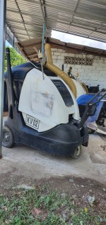 เครื่องดูดฝุ่น KARCHER เป็นรถดูดฝุ่นคันใหญ่ ถังเก็บ200ลิตร มีระบบขับเคลื่อนในตัว ระบบเครื่องยนต์ HONDA รุ่นใหม่ สภาพสวย เหมือนใหม่ น่าใช้งาน  ขายไม่แพ