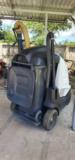 เครื่องดูดฝุ่น KARCHER เป็นรถดูดฝุ่นคันใหญ่ ถังเก็บ200ลิตร มีระบบขับเคลื่อนในตัว ระบบเครื่องยนต์ HONDA รุ่นใหม่ สภาพสวย เหมือนใหม่ น่าใช้งาน  ขายไม่แพ