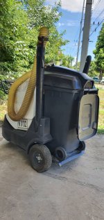 เครื่องดูดฝุ่น KARCHER เป็นรถดูดฝุ่นคันใหญ่ ถังเก็บ200ลิตร มีระบบขับเคลื่อนในตัว ระบบเครื่องยนต์ HONDA รุ่นใหม่ สภาพสวย เหมือนใหม่ น่าใช้งาน  ขายไม่แพ