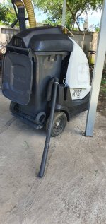 เครื่องดูดฝุ่น KARCHER เป็นรถดูดฝุ่นคันใหญ่ ถังเก็บ200ลิตร มีระบบขับเคลื่อนในตัว ระบบเครื่องยนต์ HONDA รุ่นใหม่ สภาพสวย เหมือนใหม่ น่าใช้งาน  ขายไม่แพ