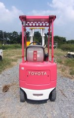 โฟล์คลิฟท์ รุ่นใหม่ ยี่ห้อ Toyota ระบบไฟฟ้าแบตเตอรี่ น้ำหนักยก 900 กิโลกรัม   ยางตัน 4เส้น เสาสูง 3เมตร  พร้อมตู้ชาร์จในตัว ระบบไฟ 220 โวลท์  มือสองจา