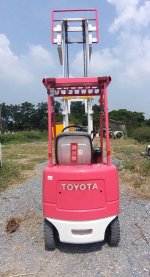 โฟล์คลิฟท์ รุ่นใหม่ ยี่ห้อ Toyota ระบบไฟฟ้าแบตเตอรี่ น้ำหนักยก 900 กิโลกรัม   ยางตัน 4เส้น เสาสูง 3เมตร  พร้อมตู้ชาร์จในตัว ระบบไฟ 220 โวลท์  มือสองจา
